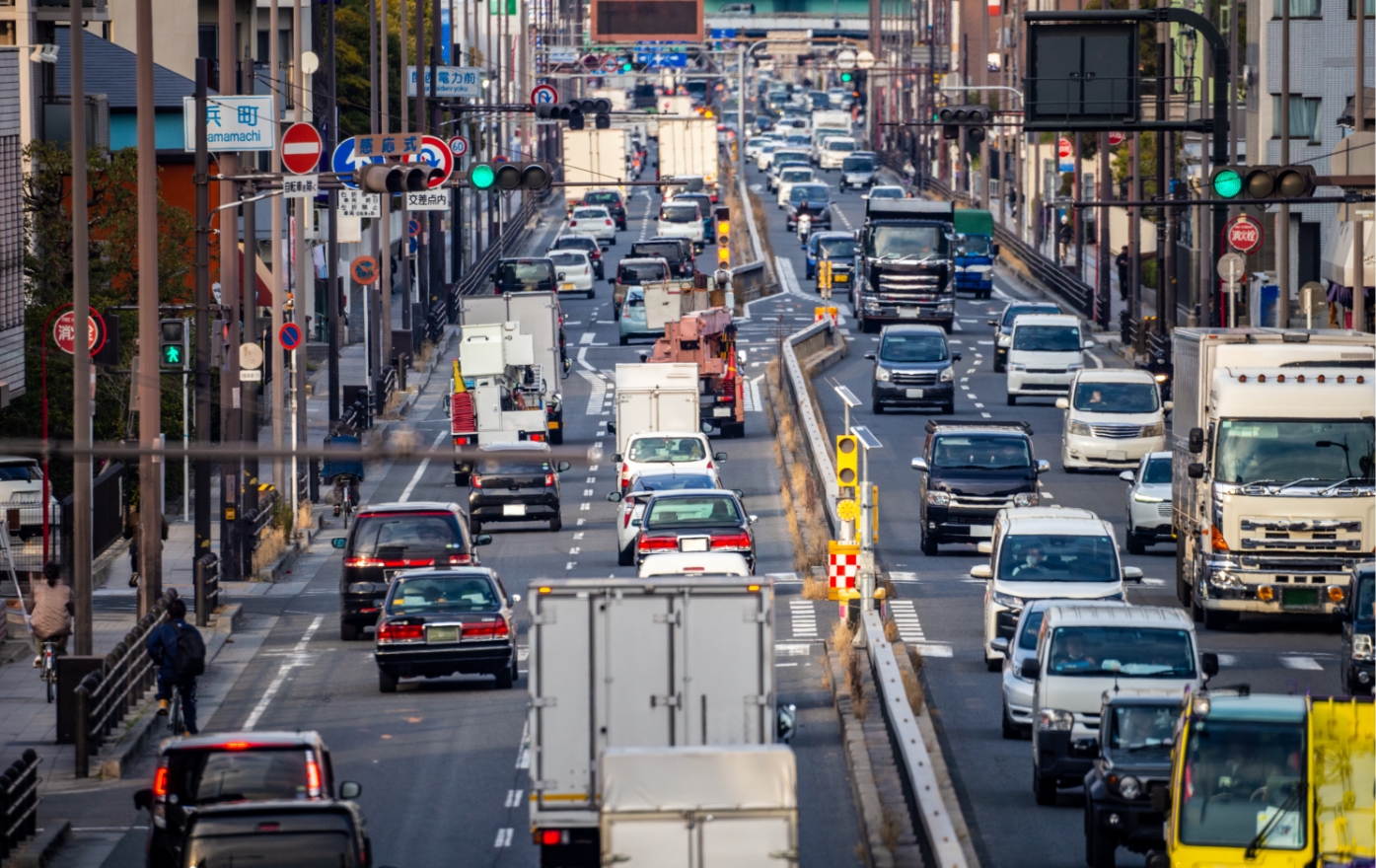 多くの車両が走る道路